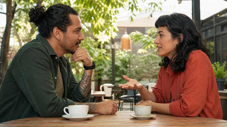 Pareja conversando sobre acuerdos y consentimiento en una relación abierta
